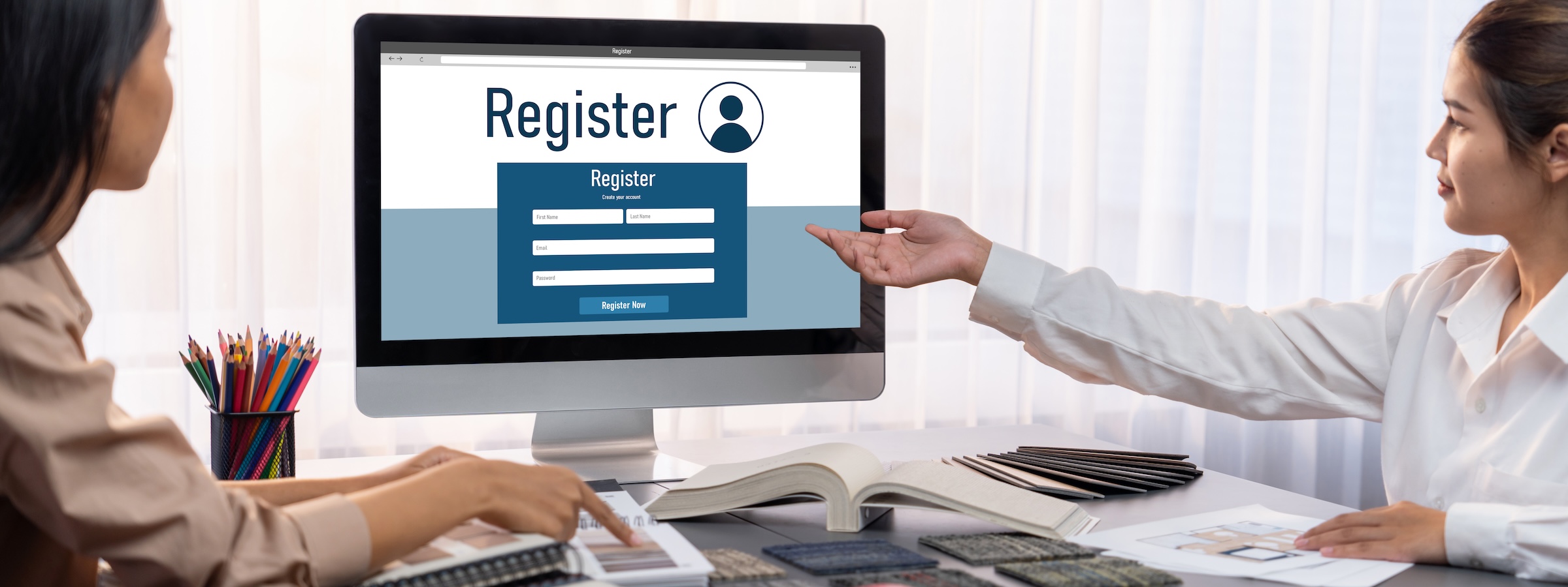 Bearbeiterin und Kunde am Bildschirm bei der Datenerfassung im Register