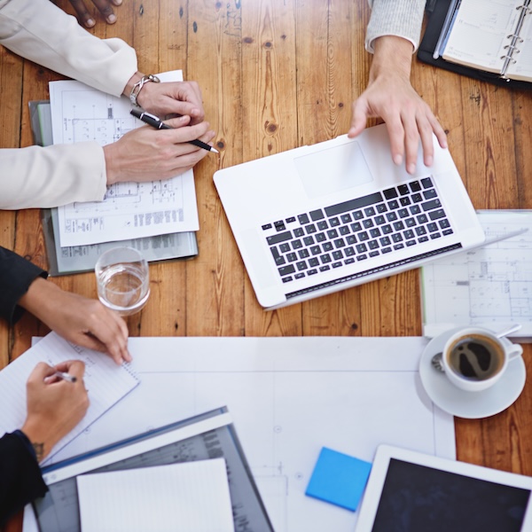 Tisch mit Händen bei der Umsetzung