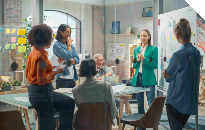 Workshopgruppe hört gespannt einem Coach zu.