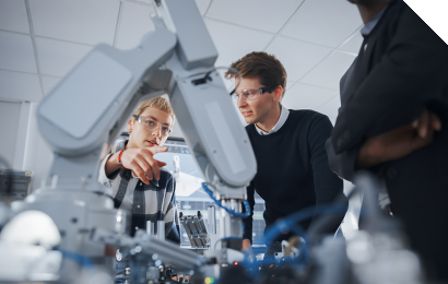 Ein Team im Industrieumfeld berät sich