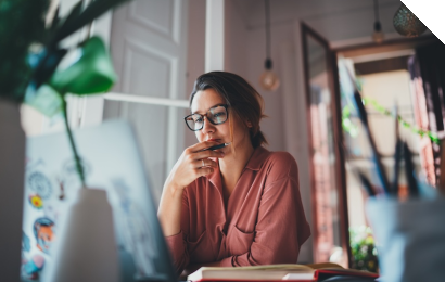Frau vor einem Rechner im Homeoffice