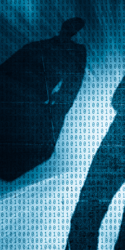 Dunkle Personensilhouetten hinter einer Ebene aus Binärcode symbolisieren Cyberbedrohungen, Datenrisiken und digitale Sicherheitsherausforderungen.