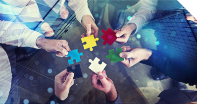 Ein Team, das gemeinsma Puzzle teile zusammenfügt