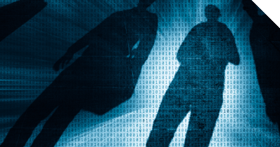 Dunkle Personensilhouetten hinter einer Ebene aus Binärcode symbolisieren Cyberbedrohungen, Datenrisiken und digitale Sicherheitsherausforderungen.