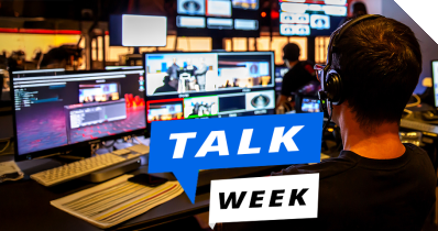 Mann im technischen Umfeld nimmt an einem Webinar teil