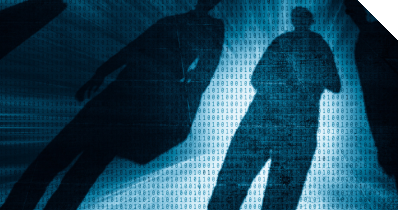 Anonyme Personensilhouetten vor einem Hintergrund aus Binärcode symbolisieren digitale Daten, Cybersecurity und IT-Risiken.
