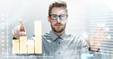 Junger Mann arbeitet an virtuellem Monitor auf einer Fensterscheibe