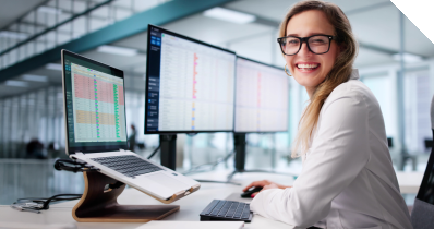 Eine Frau hält eine Uhr in den Händen