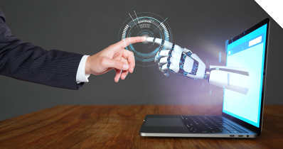 Eine Roboterhand berührt eine menschliche Hand aus dem Laptop heraus