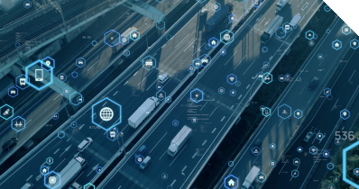 Mehrspurige Autobahn mit Vernetzung und Datentracking