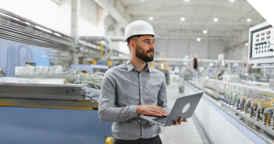Foto Christoph Pfinder vor Roboterkränen in einer Produktionshalle