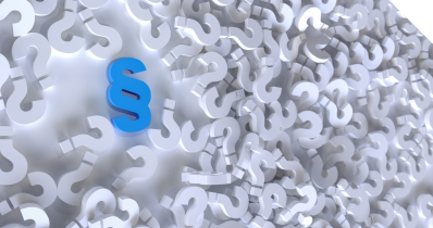 Eine Menge an Fragezeichen aus Papier und darüber ein blaues Paragrafenzeichen