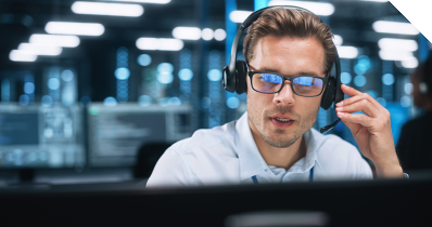 Mann mit Kopfhörer in einer IT-Hotline