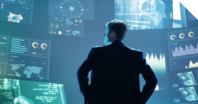 Geschäftsmann vor einer Wand mit digitalen Analysen