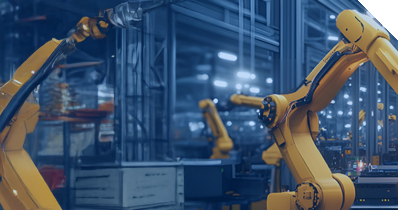 Roboterkräne in der industriellen Produktion als Symbol für Industrialisierung von Softwareentwicklung