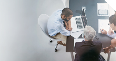 Ein Team, das gemeinsam an einer Lösung arbeitet