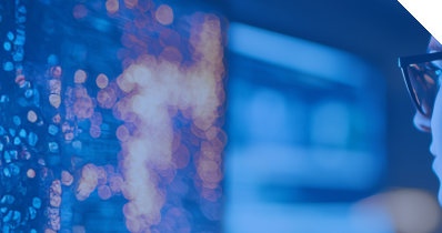 Eine junge Frau arbeitet am Bildschirm