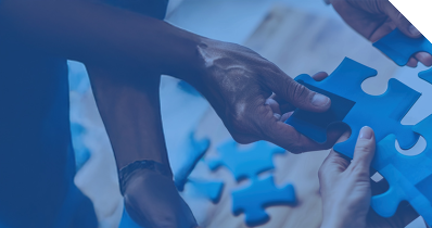 Ein Team hält Puzzleteile in den Händen