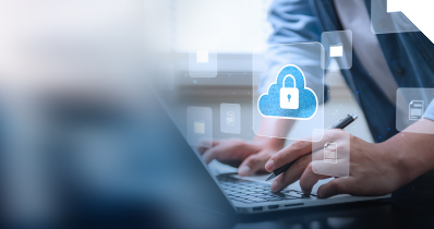 Hände, die auf einen Laptop schreiben