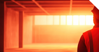 Bauingenieur steht vor einem Bauwerk