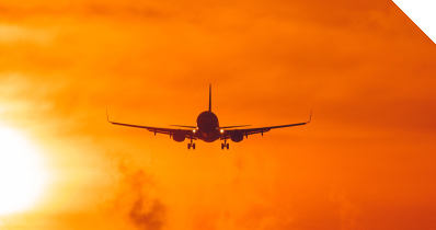 Flugzeug am geröteten Himmel