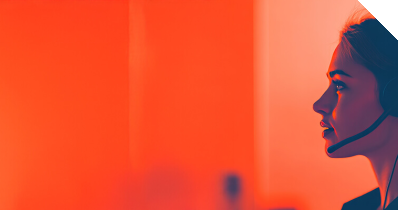 Frau mit Headset vor rotem Hintergrund