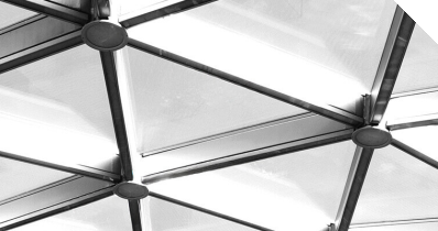 Das Bild zeigt eine Glaskuppel mit Metallverstrebungen