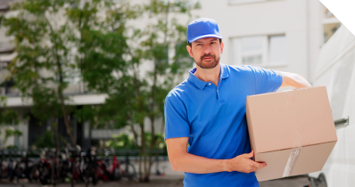 Paketbote liefert entspannt ein Paket aus