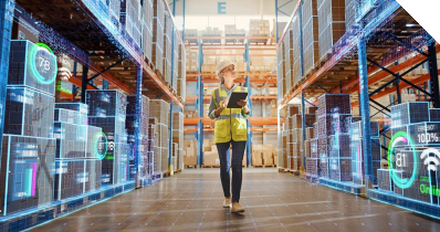 Blick in ein Warenlager, darüber gelegt sind digitale Daten sichtbar