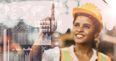 Eine Ingeneurin vor Industriekulisse bedient ein durchsichtiges Dashboard.