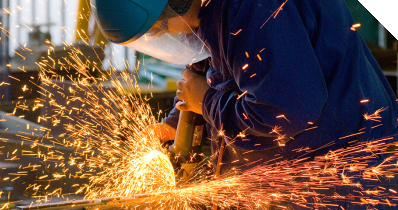 Ein Stahlarbeiter, der etwas schweißt