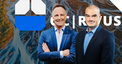 Foto: Dirk Arno Casper und Alexander Holzner, OPITZ CONSULTING, vor dem Logo des KI-Tools OC|RIVUS
