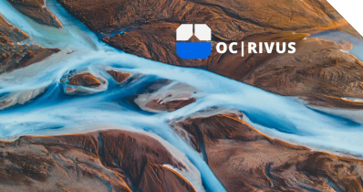 Ein Fluss im Gebirge von oben fotografiert