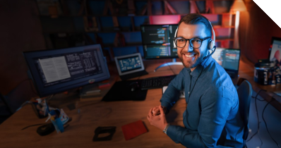 Das Foto zeigt einen IT-Experten an seinem Arbeitsplatz