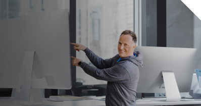 Mitarbeiter von OPITZ CONSULTING deutet auf einen Desktop. 