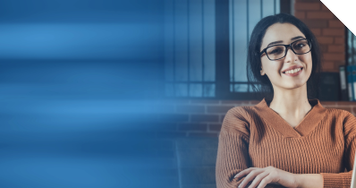 Eine Frau neugierig vor ihrem Rechner