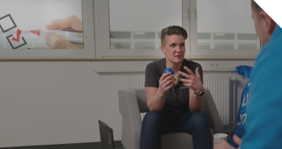 Zwei OPITZ CONSULTING Mitarbeitende unterhalten sich. 