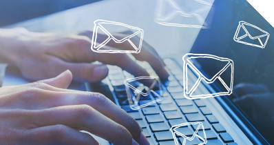 Hände an der Tastatur erzeugen Briefe, die aus dem Monitor fliegen