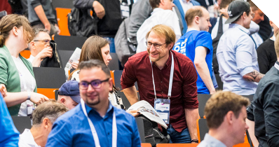 Menschen in einem Saal nach einer Keynote. 