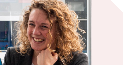 Frau im Job bei OPITZ CONSULTING, gut gelaunt