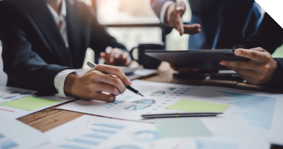 Ein Beratungsgespräch am Tisch mit Auswertungen und Notepad