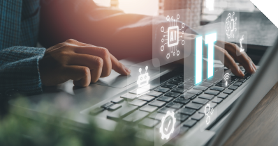 Hände tippen auf Laptop-Tastatur mit eingeblendeten Symbolen für IT, KI, Roboter und Zahnräder
