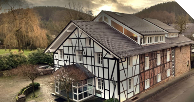 Das Gebäude des Standorts OPITZ CONSULTING Gummersbach in Abendstimmung