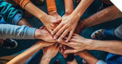 Hände, die sich in der Mitte treffen und sich auf ein gemeinsam Ziel einschwören