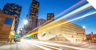 Eine Straße in einer Großstadt, durch die sich Daten in Lichtgeschwindigkeit bewegen 