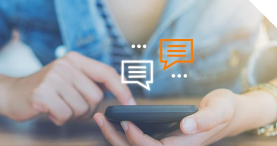 Hand tippt auf Handydisplay, Symbolbild Nachricht