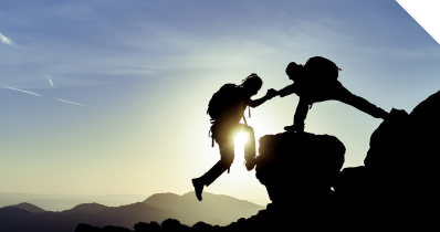 Ein Bergsteiger hilft dem anderen einen Absatz hoch zu klettern. 