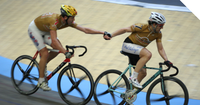 Zwei Bahnradsportler während des Wettkampfes reichen sich die Hand.