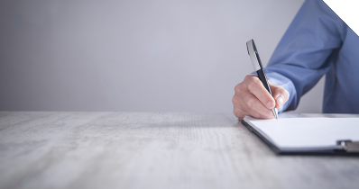 Eine Person füllt ein Vertragsformular aus