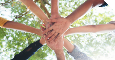 Unterschiedliche Hände treffen zusammen und haben Gemeinsames vor